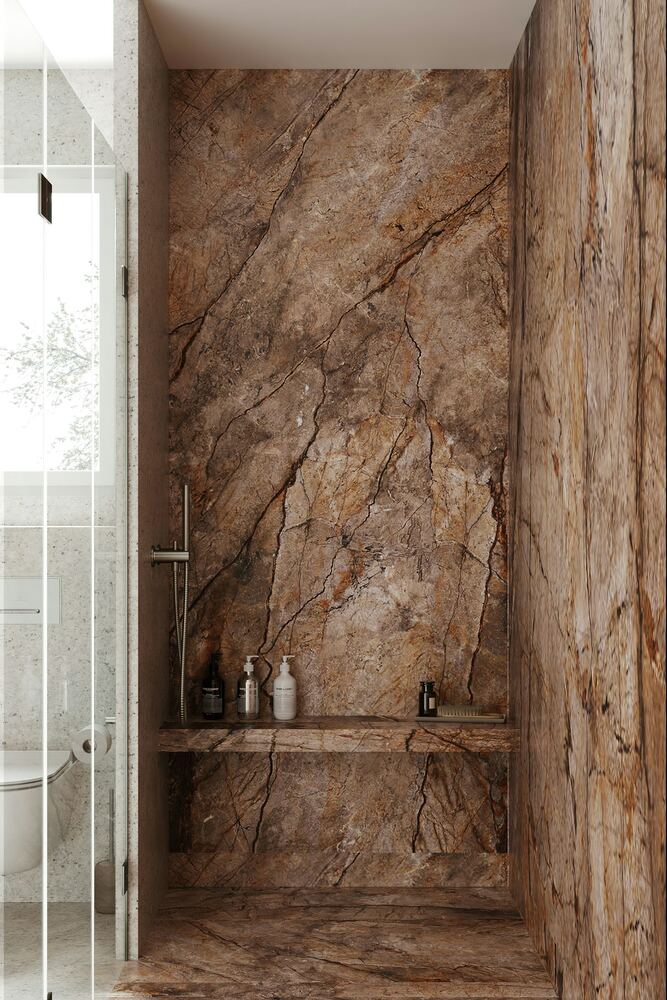 Puerta de ducha de vidrio con bisagras discretas y pared de piedra natural